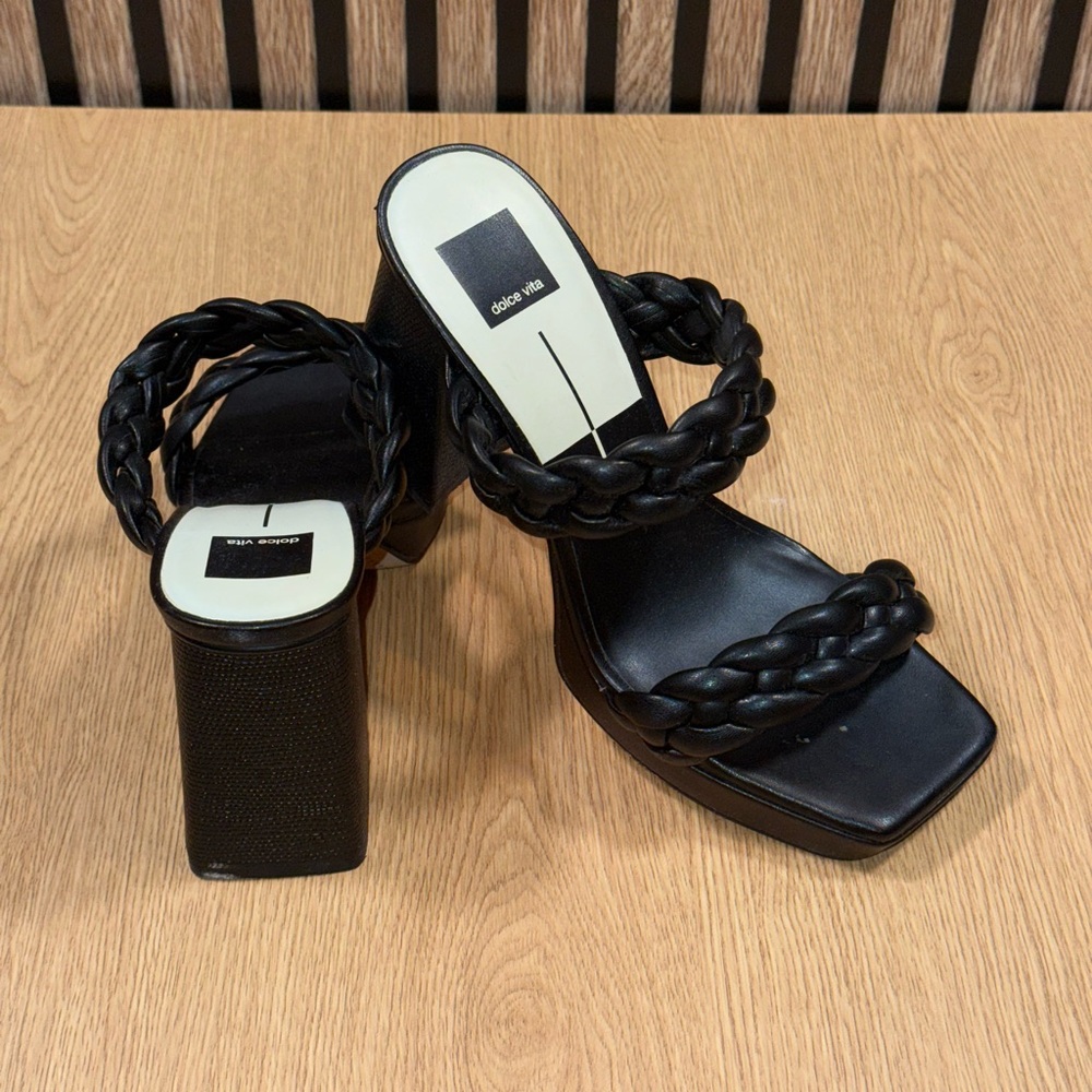 Dolce Vita Black Heeled Shoes with Elegant Design